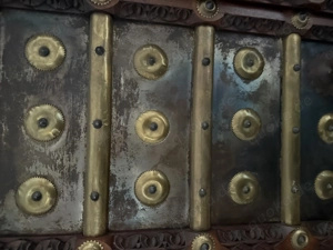 Schrank Holz massiv mit Beschlägen guter gebrauchter Zustand  Bild 4