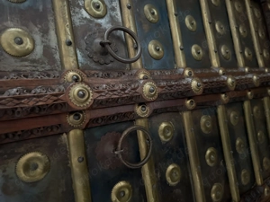 Schrank Holz massiv mit Beschlägen guter gebrauchter Zustand