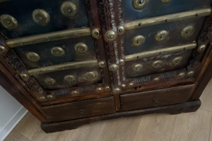 Schrank Holz massiv mit Beschlägen guter gebrauchter Zustand  Bild 2