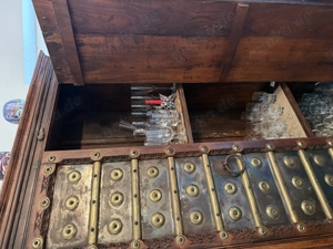 Schrank Holz massiv mit Beschlägen guter gebrauchter Zustand  Bild 3