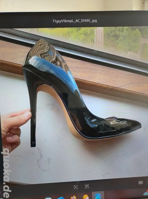 Suche zu verschenken gegen Portokosten sehr alte Getragene stinkende Damenschuhe 