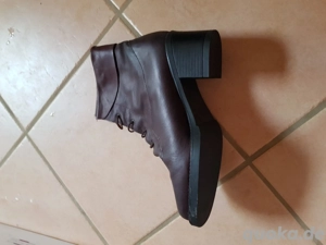 Stiefeletten in schwarz und braun 