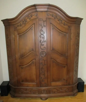 Alter massiver Holzschrank mit floralem Muster