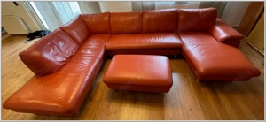 Gut erhaltene Ledercouch mit Hocker