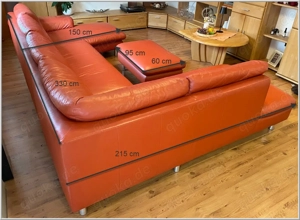 Echtleder-Couchgarnitur in Orangerot mit Hocker