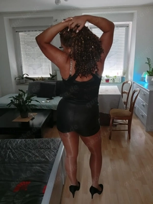 sonnengebräunte Latina