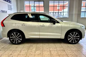 Volvo XC60 R Design Recharg AWD/PANO/H-UP/360°/HK/ACC Bild 2