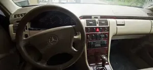 Mercedes-Benz E 200 Bild 2