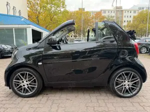 smart forTwo fortwo Cabrio BRABUS Xcl*VOLL*NAVI*JBL*KAM* Bild 2
