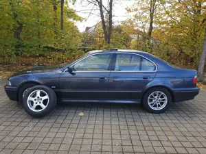 BMW 520 i E39 LEDER PDC V+H SD SH AHK SCHALTER TÜV NEU