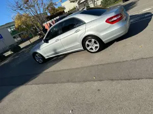 Mercedes-Benz E 220 CDI DPF BlueEFFICIENCY Automatik Bild 2