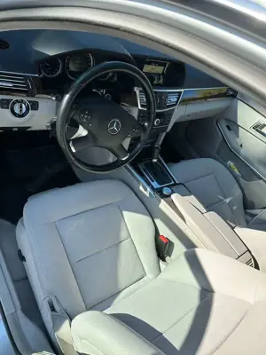 Mercedes-Benz E 220 CDI DPF BlueEFFICIENCY Automatik Bild 4