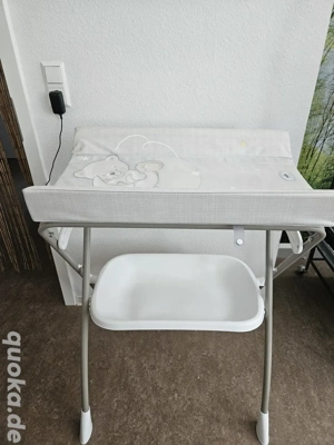 Wickeltisch und Badewanne