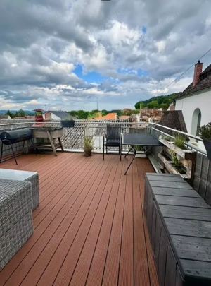 Moderne helle Wohnung mit großem Balkon zum Erholen