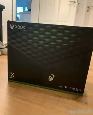 Xbox Series X mit einem Controller 