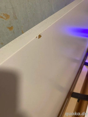 Weißes Bett mit Lattenrost