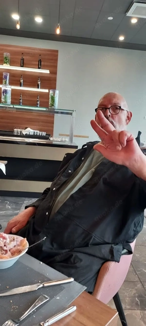 Künstler und ehemaliger Kunsterzieher sucht Sie auf Augenhöhe!