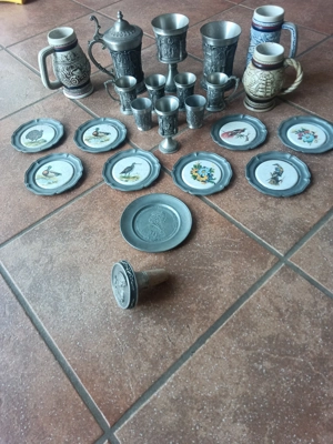 Weinkrüge von Avon sowie Zinn Becher und Krüge und Motivteller