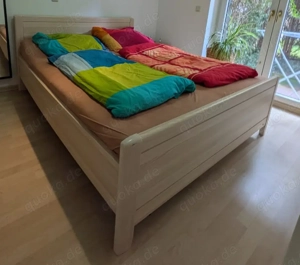 Doppelbett in Holzoptik