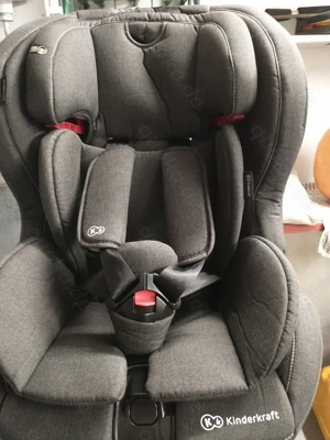 Biete hier einen Neuwertigen Auto-Kindersitz von Kinderkraft.