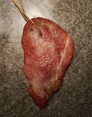 Frisch geräucherter Wildschwein Schinken 