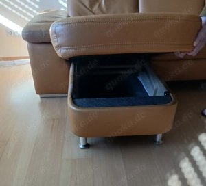 Couchgarnitur Leder mit Schlafplatz und Hocker -gebraucht- Bild 4