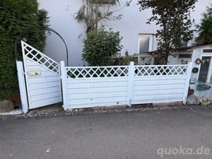 weißer Holzzaun mit Gartentor