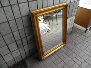 Wandspiegel im Goldrahmen, B 88 cm H 110 cm