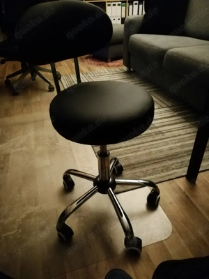 Kleiner Rollhocker mit Lehne