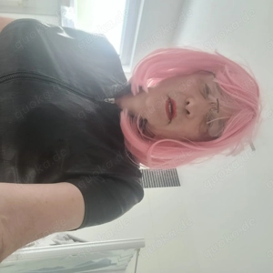 Submissive Sissy bietet sich an