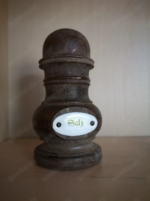 Rustikaler alter Zassenhaus Salzstreuer aus Naturholz