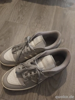 graue adidas Schuhe 