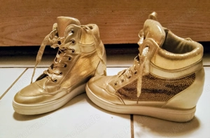   Goldene High-Top Sneaker (Wedge) & Glam-Details  