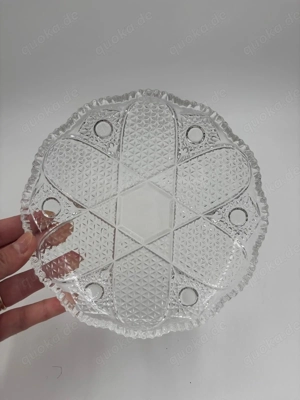 schale   16 cm  , 3 cm hoch, reich geschliffen, Vi