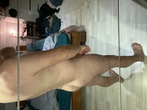 Handwerker   Putzer arbeitet nackt