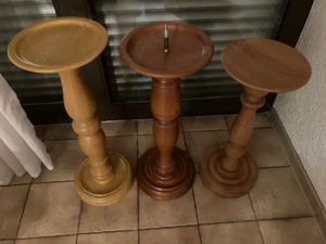 Kerzen und Blumenständer aus gedrechseltem Holz, verschiedene Größen