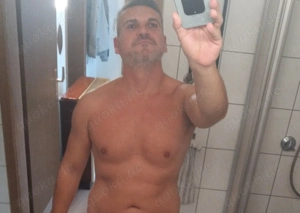 Ich bin ein gutaussehender 40-jähriger Mann.