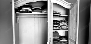 Kleiderschrank aus Holz