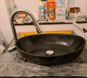 Waschbecken und Wasserhahn