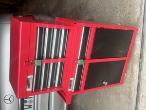 Werkstattwagen aus Metall, gefüllt mit verschiedenem Werkzeug.