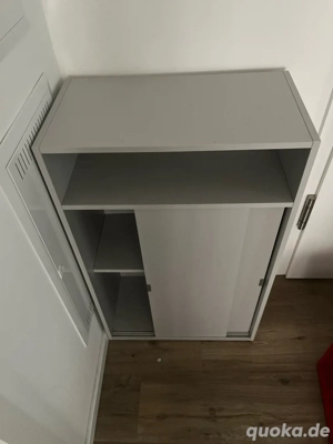 kleiner Schrank mit Schiebetür