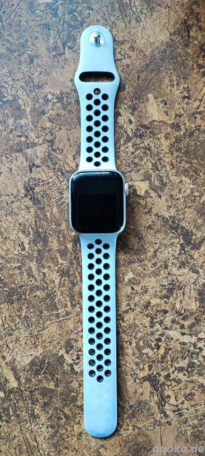 Apple Watch Series 4 Nike+ mit Zubehör 