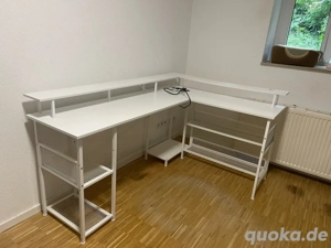 schreibtisch mit steckdose