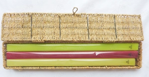 3 Stabkerzen in geflochtener Geschenkverpackung