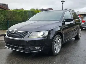 Skoda Octavia Elegance  AHK EU5 wenig KM Tempomat Teilleder