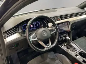 Volkswagen Passat Variant 2.0 TDI 4Motion DSG Elegance R-Line Bild 4
