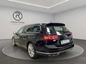 Volkswagen Passat Variant 2.0 TDI 4Motion DSG Elegance R-Line Bild 3