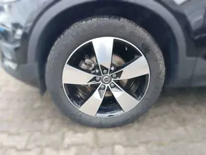 Volvo XC40 XC 40 T3 2WD Momentum  Navi Klimaanlage LED Tagf Bild 3