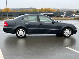 Mercedes-Benz E 240 Lim. Elegance SHZ ALU TÜV 12/2027 Bild 4