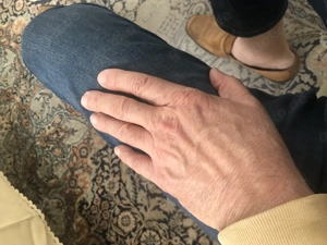 Zugewandte Dominanz NICHT körperlicher Art gegenüber reifem Ehepaar durch Akademiker   Unternehmer  Bild 3